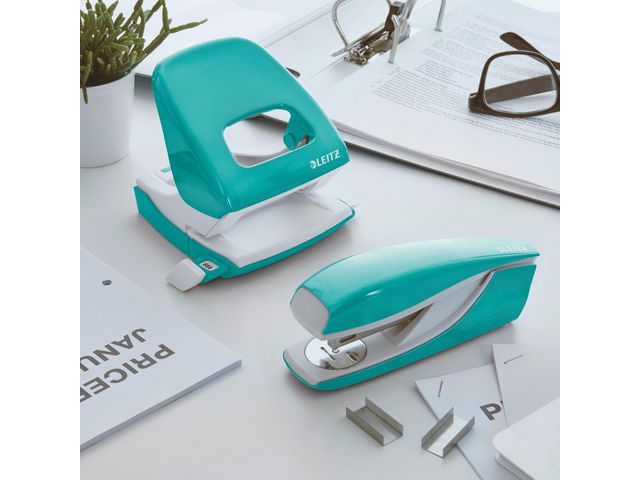 Häftapparat LEITZ 5502 30 ark WOW isblå