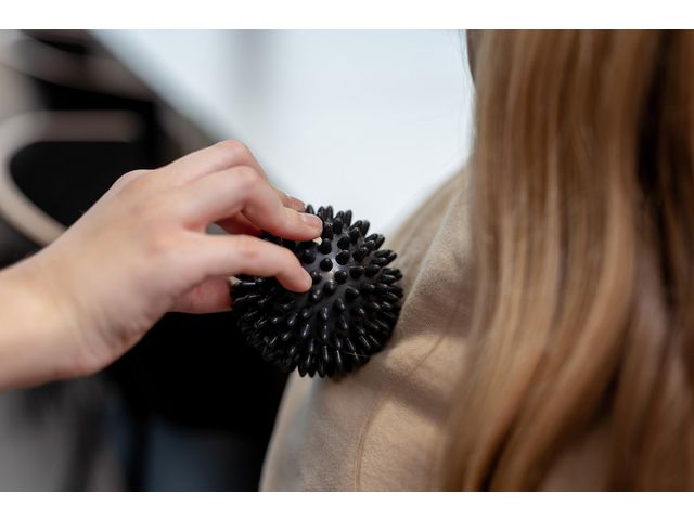 Massageboll m piggar 7,5cm svart